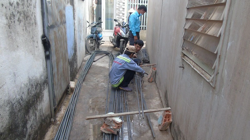 Cảnh vận chuyển vật liệu xây dựng khó khăn trong ngõ nhỏ