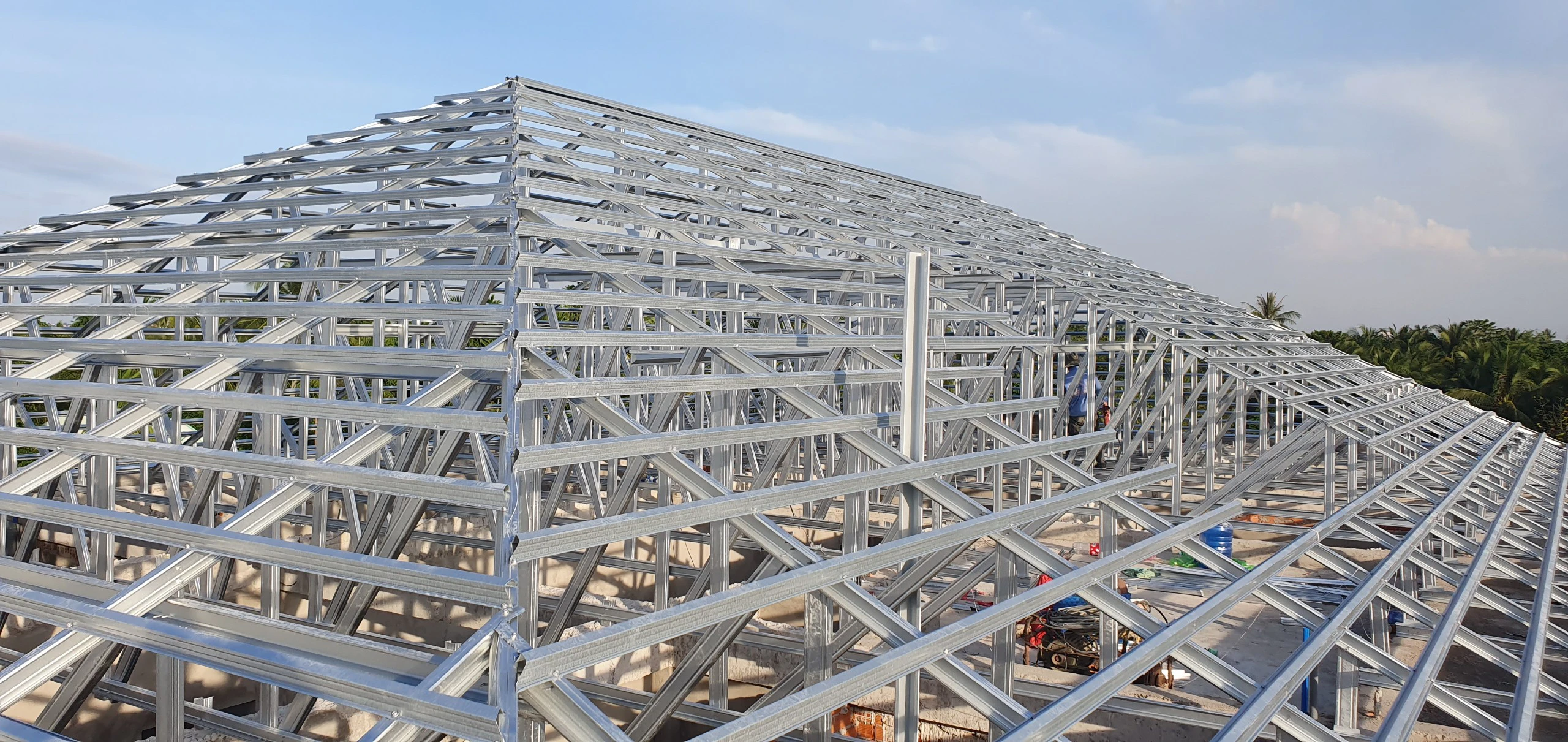 Hệ khung kèo thép nhẹ G550 đã lắp đặt xong phần mè