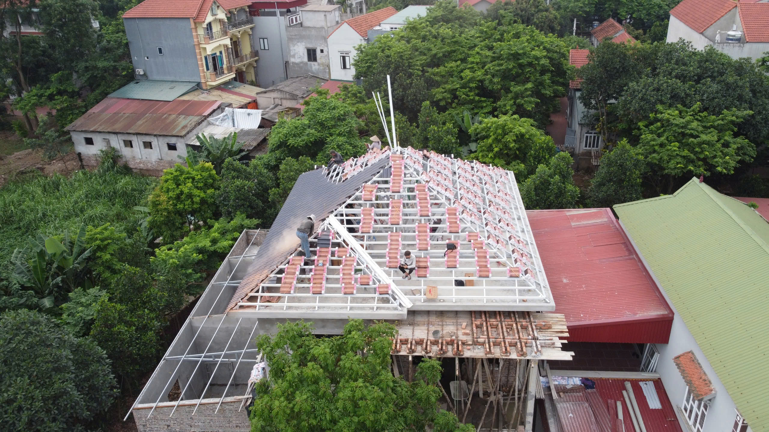 Kỹ thuật bắn vít giữ ngói chống bão