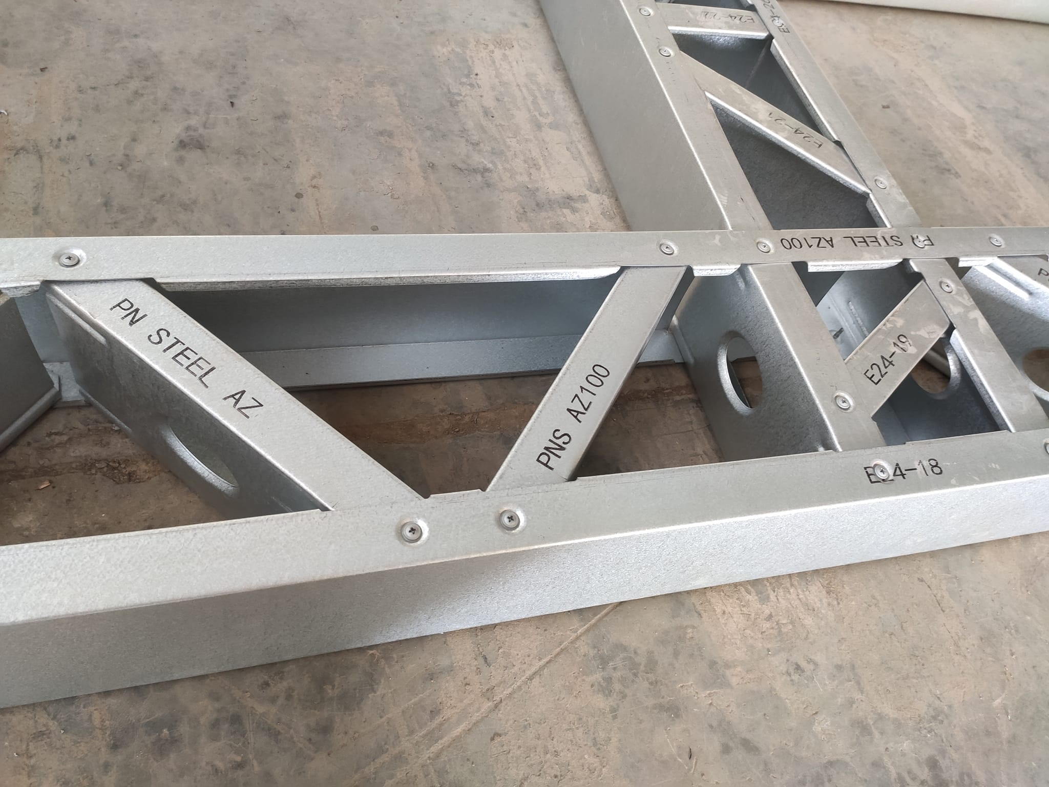 Kiểm tra dòng chữ in thông số kỹ thuật AZ100/G550 trên thanh thép Fuji Truss
