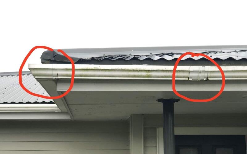 Hình ảnh máng xối bị tắc rác gây thấm dột ngược vào nhà